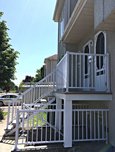 Entrance - white aluminium railing